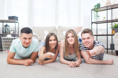 Televizyon izleyen bir grup genç. Evde aktif gençlik takımda tezahürat yapıyor. İçerideki neşeli arkadaşlar birlikte eğleniyorlar..