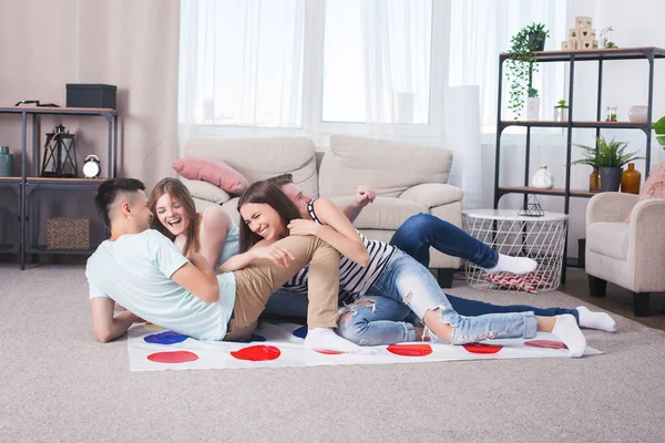 Group Friends Having Fun Home People Playing Home Games Leisure — Stock Photo, Image