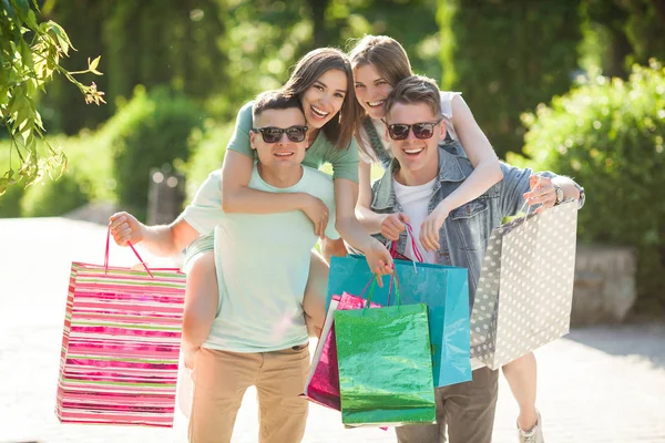 Groupe Jeunes Gens Attrayants Faisant Shopping Des Amis Extérieur Tenant — Photo