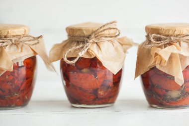 Kavanozdaki domatesler. Ev yapımı kurutulmuş domates. Geçici kapanma. Yaz ve sonbahar konserve yiyecekler. Baharat ve sebzelerle koru..