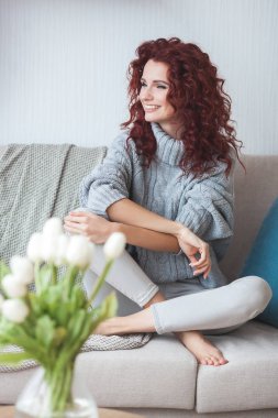 Genç güzel kızıl saçlı kadının yakın çekim portresi. Kızıl saçlı kadın içeride. Boş alan ile evde çekici bayan Güzellik portresi.