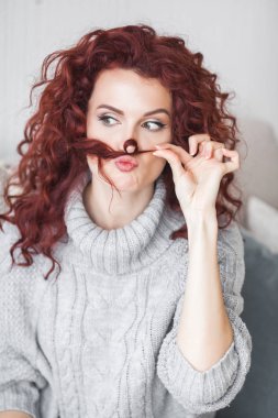 Genç güzel kızıl saçlı kadının yakın çekim portresi. Kızıl saçlı kadın içeride. Boş alan ile evde çekici bayan Güzellik portresi.