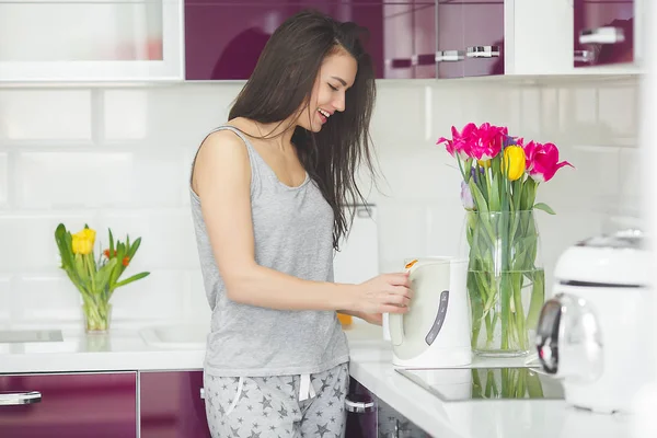 Jovem Mulher Bonita Início Manhã Tomando Café Cozinha Manhã Fresca — Fotografia de Stock