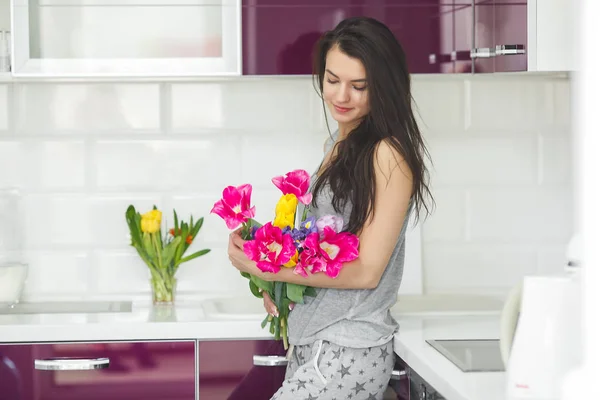 Jovem Mulher Atraente Com Flores Cozinha Mulher Bonita Segurando Buquê — Fotografia de Stock