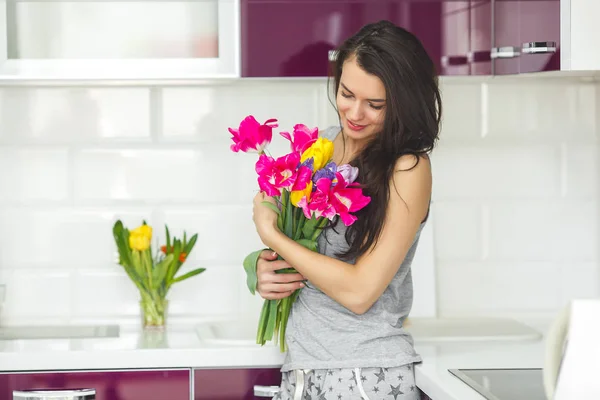 Jovem Mulher Atraente Com Flores Cozinha Mulher Bonita Segurando Buquê — Fotografia de Stock