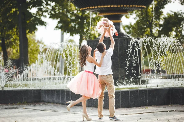Jovem Família Feliz Andando Perto Fonte Com Pequena Menina Mãe — Fotografia de Stock