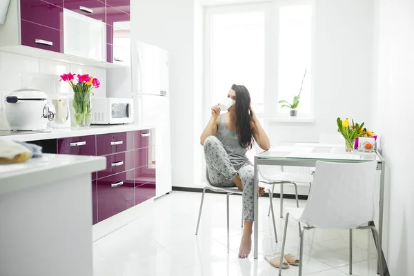 Wanita Cantik Pagi Hari Minum Kopi Dapur Pagi Yang Segar — Stok Foto