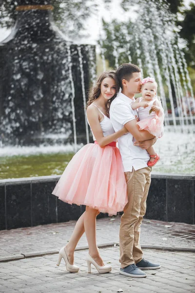 Joven Familia Feliz Caminando Cerca Fuente Con Niña Linda Madre — Foto de Stock