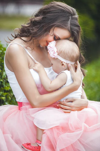 Young Beautiful Mother Her Little Baby Daughter Mom Child Outdoors — Stock Photo, Image