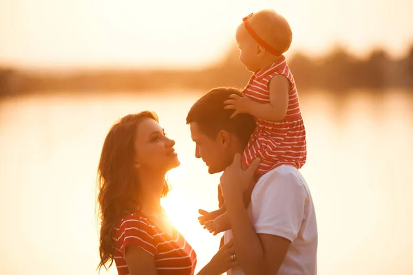 Feliz Família Praia Pôr Sol Família Andando Sobre Água Fundo — Fotografia de Stock