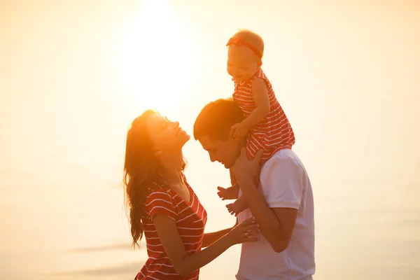 Glückliche Familie Strand Des Sonnenuntergangs Familie Fuß Auf Dem Wasser — Stockfoto