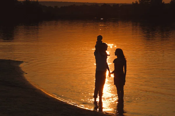 Happy Family Sunset Beach Family Walking Water Vacation Background — Stock Photo, Image