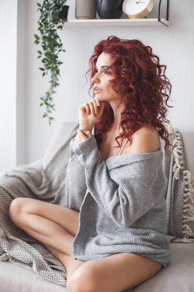 Retrato Close Jovem Bela Mulher Ruiva Mulher Ruiva Dentro Casa — Fotografia de Stock