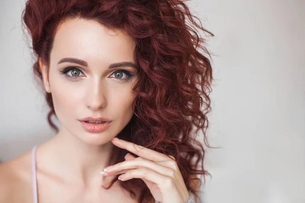 Genç Güzel Kızıl Saçlı Kadının Yakın Çekim Portresi Kızıl Saçlı — Stok fotoğraf