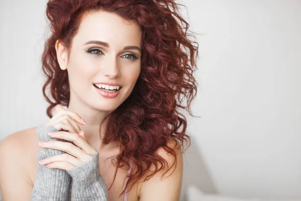 Retrato Close Jovem Bela Mulher Ruiva Mulher Ruiva Dentro Casa — Fotografia de Stock