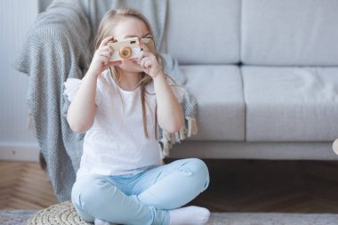 Sevimli küçük kız kapalı kamera ile oynuyor