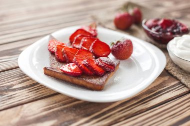 Sabah kahvaltısı. Çilek reçeli ile tost. Ekmek ve sırdaş. Kremalı taze sıcak tostlar. Lezzetli ev yapımı tatlı.