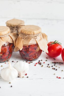 Kavanozdaki domatesler. Ev yapımı kurutulmuş domates. Geçici kapanma. Yaz ve sonbahar konserve yiyecekler. Baharat ve sebzelerle koru..