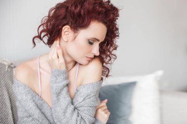 Genç güzel kızıl saçlı kadının yakın çekim portresi. Kızıl saçlı kadın içeride. Boş alan ile evde çekici bayan Güzellik portresi.