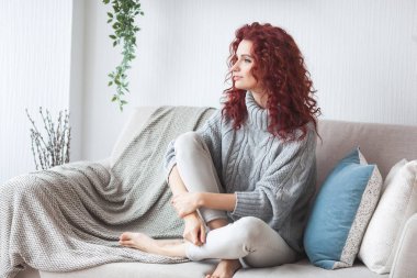 Genç güzel kızıl saçlı kadının yakın çekim portresi. Kızıl saçlı kadın içeride. Boş alan ile evde çekici bayan Güzellik portresi.