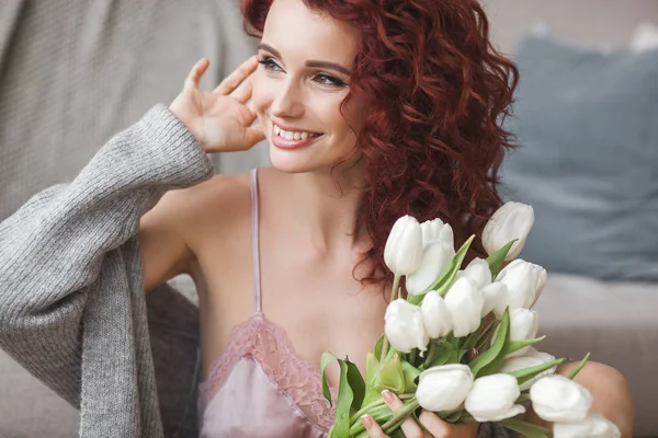 年轻美丽的红发女人的特写肖像 红发女性室内 漂亮的肖像有吸引力的女士在家里与自由空间 捧着鲜花的女人 — 图库照片