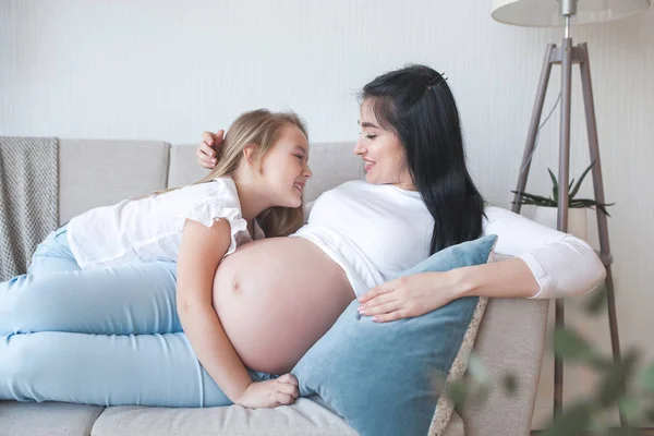 Joven Madre Embarazada Hija Pequeña Interior Niña Madre Esperan Bebé —  Fotos de Stock