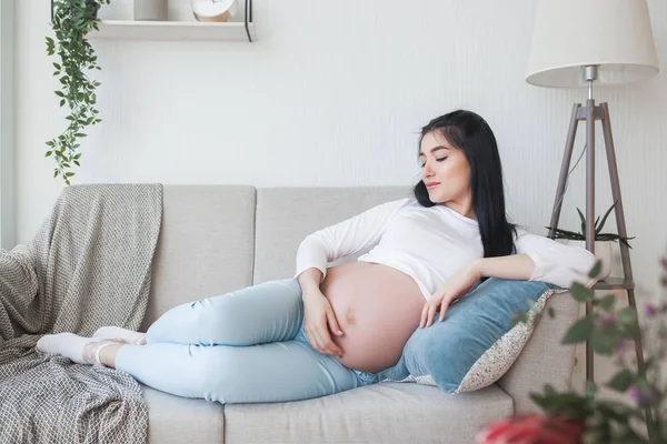 Attraktiv Ung Kvinna Väntar Barn Gravid Kvinna Kvinnliga Inomhus Omfamnar — Stockfoto