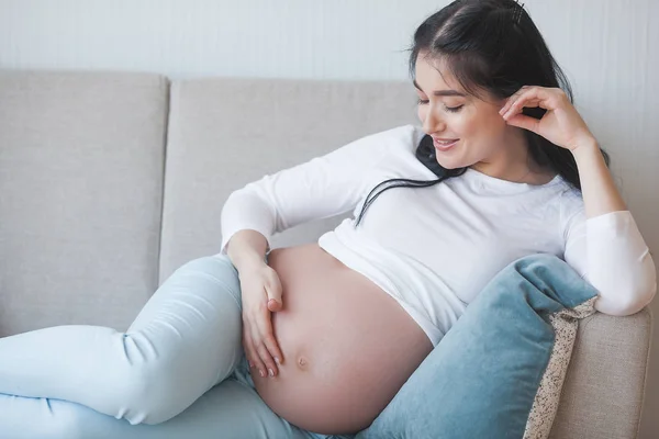 Attraktive Junge Frau Erwartet Ein Kind Schwangere Weibchen Haus Umarmen — Stockfoto