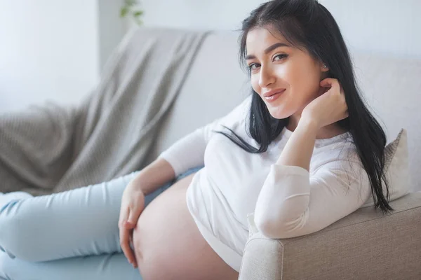 Tânără Atractivă Așteaptă Copil Femeie Gravidă Femei Interior Îmbrățișând Stomacul — Fotografie, imagine de stoc