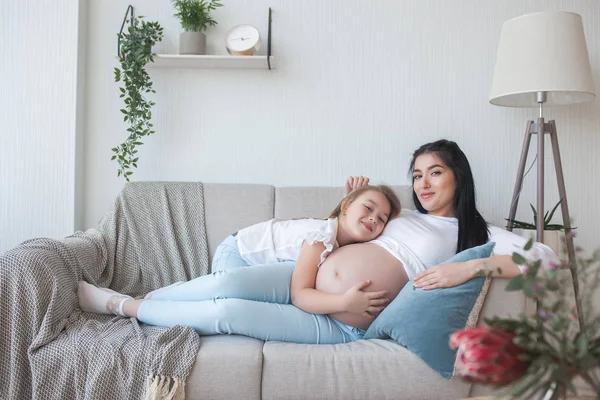 Junge Schwangere Mutter Und Ihre Kleine Tochter Haus Kind Und — Stockfoto