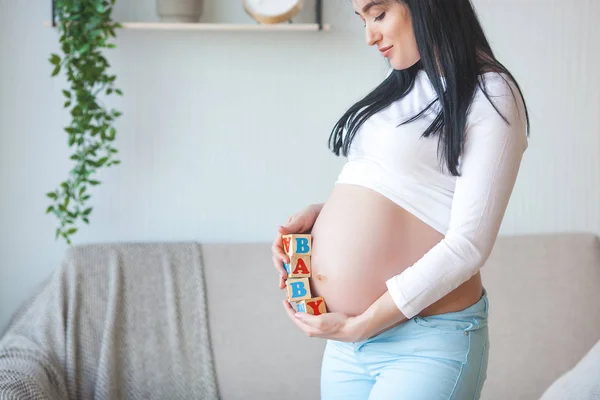 Vonzó Fiatal Gyereket Vár Terhes Hasát Ölelgeti — Stock Fotó