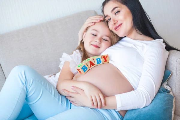 Jonge Zwangere Moeder Haar Dochtertje Binnen Kind Haar Moeder Wachten — Stockfoto