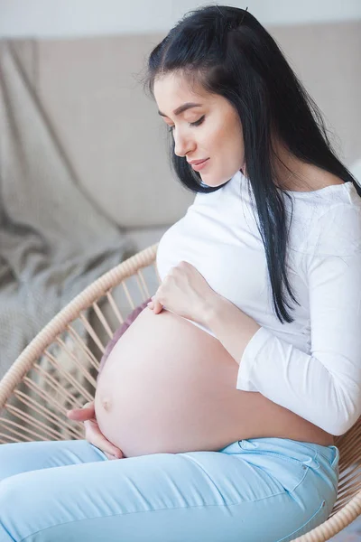 Tânără Atractivă Așteaptă Copil Femeie Gravidă Femei Interior Îmbrățișând Stomacul — Fotografie, imagine de stoc