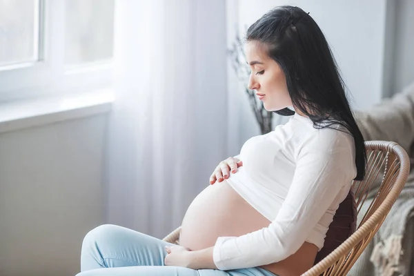 Ελκυστική Νεαρή Γυναίκα Περιμένει Παιδί Έγκυος Γυναίκα Μέσα Αγκαλιάζει Στομάχι — Φωτογραφία Αρχείου
