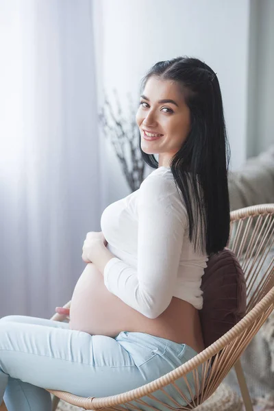 Attractive Young Woman Expecting Child Pregnant Woman Female Indoors Embracing — Stock Photo, Image