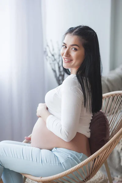 Uma Jovem Atraente Espera Filho Uma Mulher Grávida Feminino Dentro — Fotografia de Stock