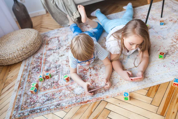 Pequeños Niños Lindos Jugando Smartphone Hermano Hermana Casa Jugando Videojuegos —  Fotos de Stock