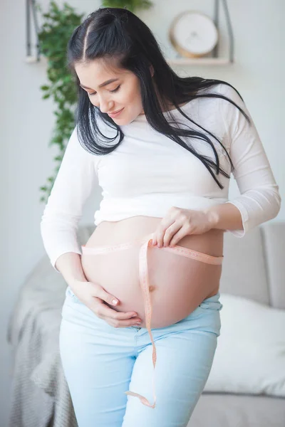 Attraktive Junge Frau Erwartet Ein Kind Schwangere Weibchen Haus Umarmen — Stockfoto