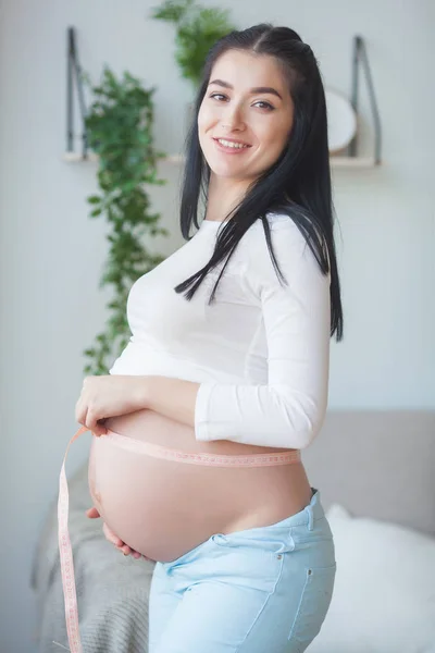Привлекательная Молодая Женщина Ждет Ребенка Беременная Женщина Женщина Помещении Обнимает — стоковое фото