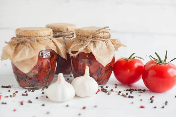 西红柿在罐子里 自制的晒干的西红柿 临时关闭 夏天和秋天罐头食品 保存调味品和蔬菜 — 图库照片