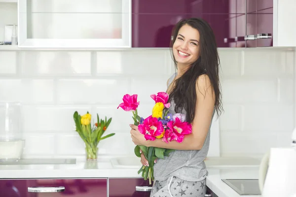 Young Attractive Woman Flowers Kitchen Pretty Female Holding Bouquet Fresh — Stock Photo, Image