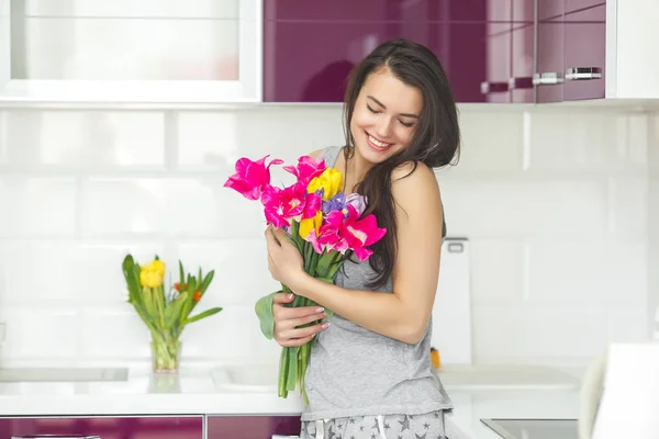 Jovem Mulher Atraente Com Flores Cozinha Mulher Bonita Segurando Buquê — Fotografia de Stock