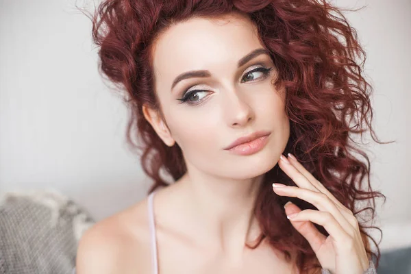 Closeup Portré Fiatal Gyönyörű Vörös Hajú Redhead Női Beltéri Szépség — Stock Fotó