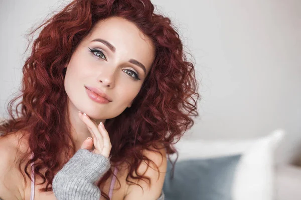 Closeup Portré Fiatal Gyönyörű Vörös Hajú Redhead Női Beltéri Szépség — Stock Fotó