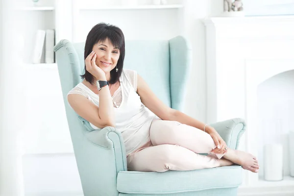 Attractive Adult Woman Sitting Couch Indoors Beautiful Middle Age Female — Stock Photo, Image