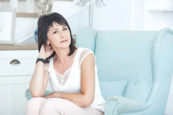 Attractive Adult Woman Sitting Couch Indoors Beautiful Middle Age Female — Stock Photo, Image