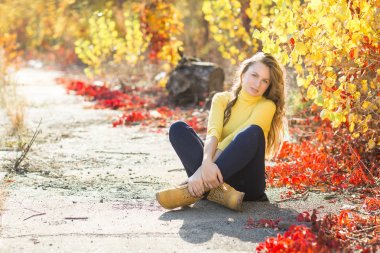 Sonbahar arka plan genç çekici sarışın kadın açık havada. Güzel şık kadının sonbahar portresi.