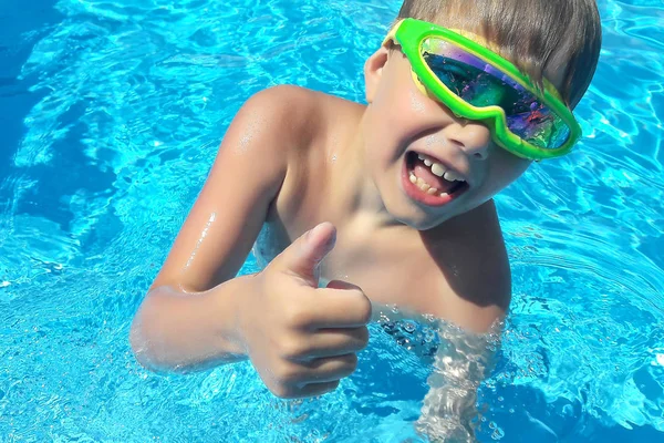 プールでファンキーな子供 スイミングプールで遊ぶ面白い子供 夏のゲーム ゴーグルを着て夏に水の中で遊ぶかわいい男の子 — ストック写真