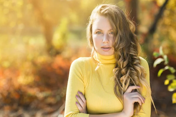 Giovane Donna Bionda Attraente All Aperto Sfondo Autunno Autunno Ritratto — Foto Stock