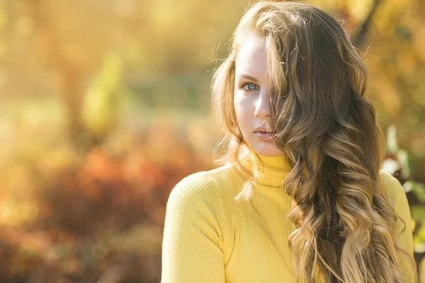 Jonge Aantrekkelijke Blonde Vrouw Buitenshuis Herfst Achtergrond Herfst Portret Van — Stockfoto